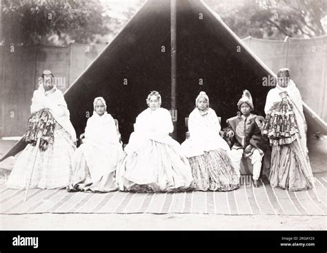 Fotografía Del Siglo Xix Grupo De La Nobleza India En Ropa Fina