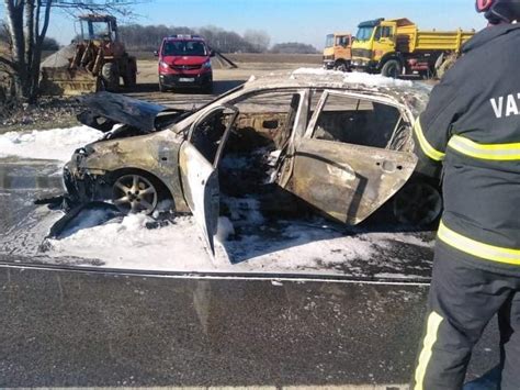 U Potpunosti Izgorio Parkirani Automobil U Ka Tel Gomilici