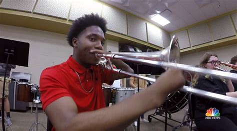 Teenager Darrius Simmons Plays Piano With Only 4 Fingers — InspireMore