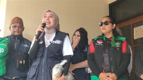 Pilkada Garut Putri Karlina Menangis Haru Usai Terima Sumbangan