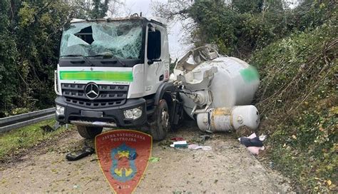 Montona Camion Betoniera Si Ribalta Autista In Ospedale