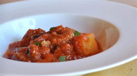 Ragoût de poulpe aux pommes de terre et à la sauce tomate recette au