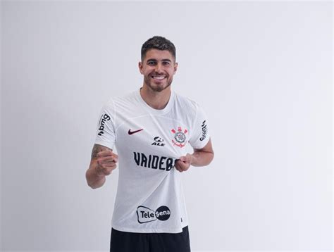 Corinthians oficializa acerto e Pedro Raul assina contrato até 2028 O