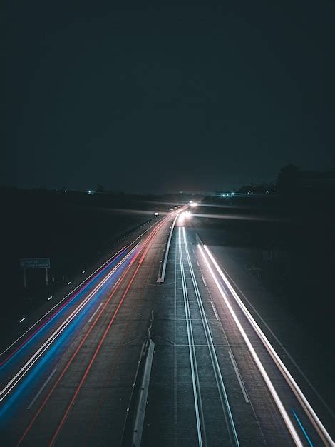 Trilhas De Luz Na Rodovia Noite Foto Premium