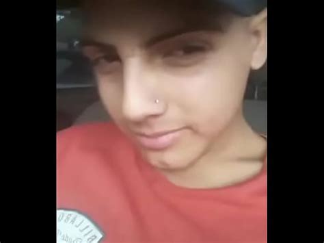 Hetero engañado se pajea en el auto XVIDEOS