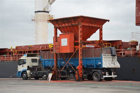 Uruguay Granelero Descarga 20 Mil Toneladas De Fertilizante En El