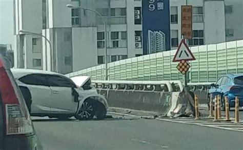 台74線自撞車頭毀損 休旅車女駕駛受困車內 Nownews 今日新聞 Line Today