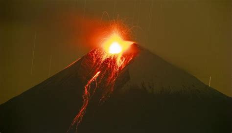 El volcán Sangay expulsa ceniza que cae sobre zonas andinas de Ecuador