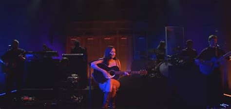 Kacey Musgraves The First To Perform Naked On Saturday Night Live Falseto