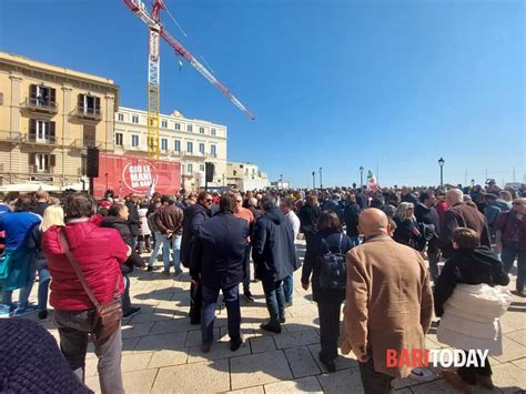 Giù le mani da Bari in migliaia in piazza a sostegno del sindaco Decaro