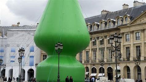 PHOTOS Un plug anal géant place Vendôme La sculpture de Paul McCarthy étonne aussi la