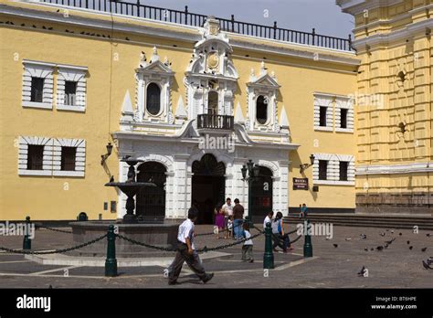 La Entrada A Las Catacumbas Y El Museo De La Iglesia De San Francisco