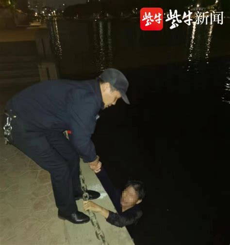 男子深夜醉酒落水，南京鼓楼城管奋力救人 极目新闻