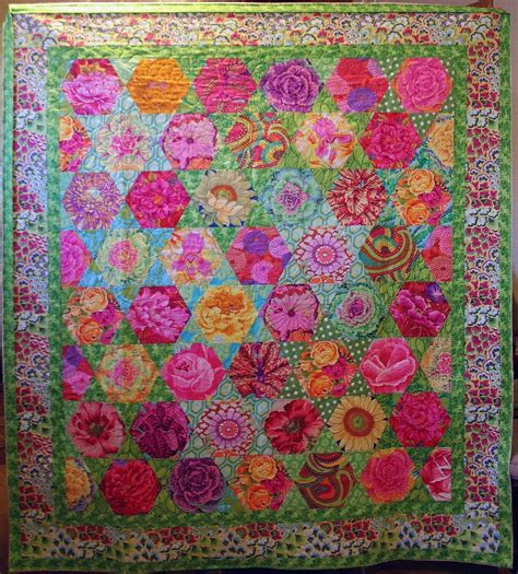 40 Pretty Red Colour Kaffe Fassett Quilts Inspirations Hexagon Quilt Colorful Quilts Kaffe