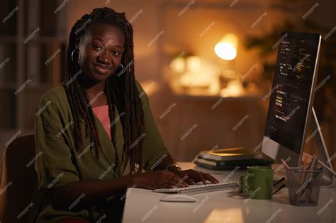 Premium Photo Portrait Of Contemporary African American Woman Writing Code And Looking At