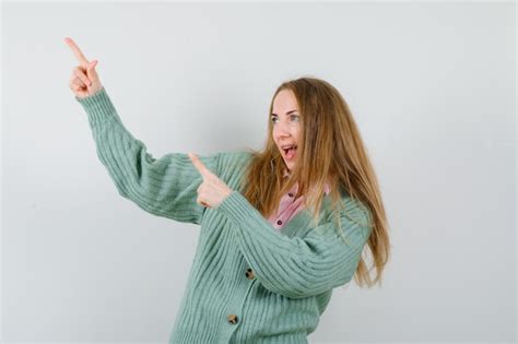 solo showing images    freepik