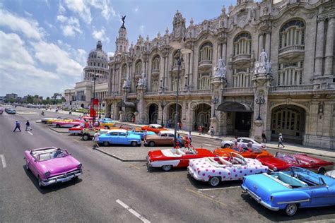 Carros Clássicos Coloridos Na Estrada Em Havana Cuba Foto Editorial