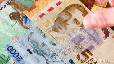 Dinero De Recuento De Mano Costa Rica Todos Los Billetes En Papel