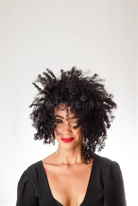 Mujer Joven Sonriente Lanzando Su Pelo Al Aire Imagen De Archivo