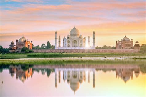 Vista panorámica del taj mahal al atardecer con reflejo en agra india