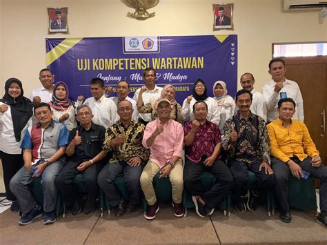 Dua Puluh Lima Peserta UKW Angkatan Ke Empat Unitomo Surabaya