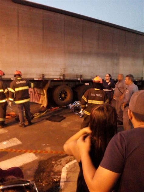 Motociclista Morre Atropelado Por Carreta Ap S Ultrapassagem Em Avenida