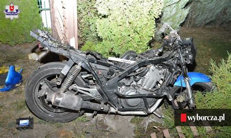 Motocyklista uderzył w znak i betonowe ogrodzenie Nie żyje ZDJĘCIA