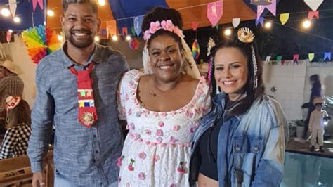 Foto Viviane Araújo exibe barriga de 6 meses em festa junina de Cacau