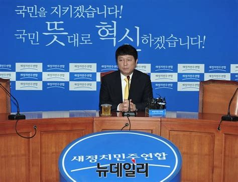 포토 기자회견 갖은 최재성 사무총장 Save Internet 뉴데일리