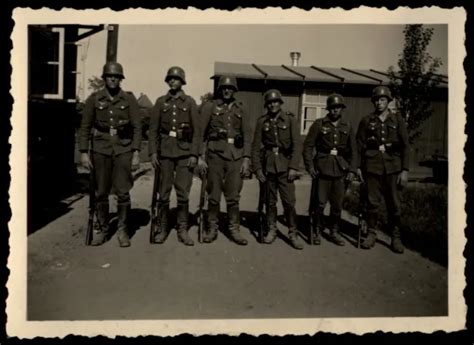 Original Foto Wk Soldaten In Uniform Mit Stahlhelm Und Gewehr Eur