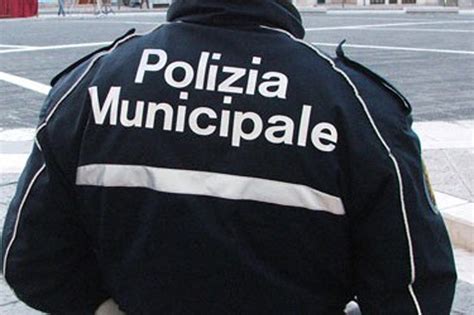 Pozzuoli I Vigili Urbani Come Sceriffi Lamara Protesta Di Un