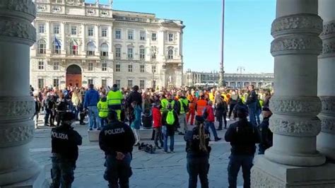 Protesta No Green Pass A Trieste Il Coro Di Portuali E Manifestanti In