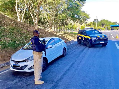 Carro roubado que seguia para Guarará é recuperado pela PRF