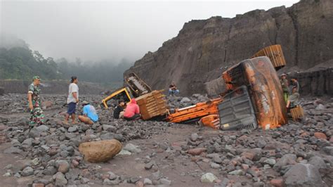 Dua Alat Berat Diterjang Banjir Lahar Hujan Gunung Semeru Begini