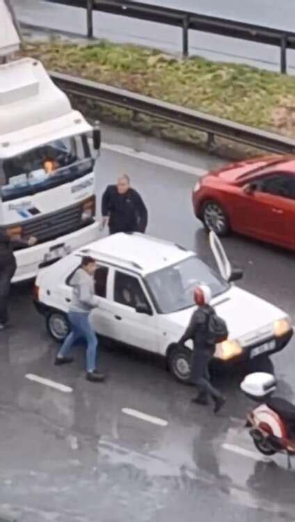 Trafikte Eki Li Yol Verme Kavgas Bursa Hakimiyet