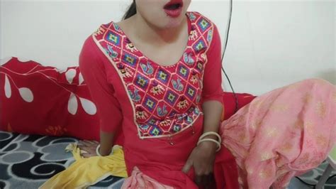 Saara lehrt ihn wie er seine zukünftige Freundin befriedigen kann Lehrerin hat Sex mit