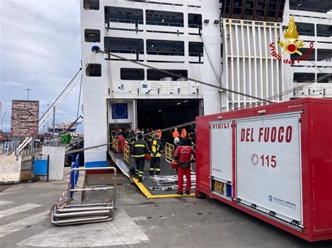 Nave In Fiamme Al Porto Di Palermo