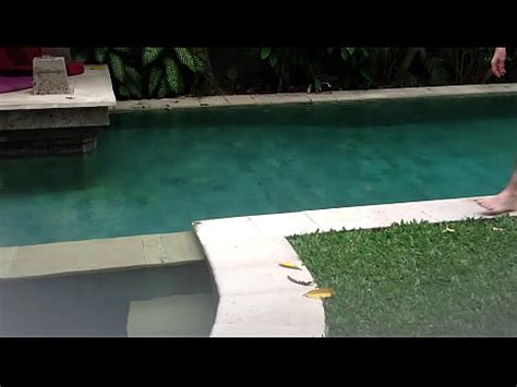 Hombre Desnudo En La Piscina Con Polla Suave XVIDEOS