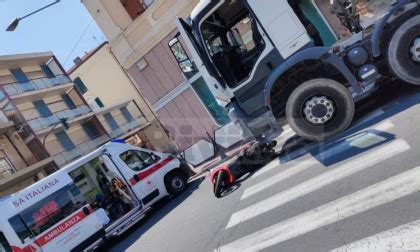 Travolta Con Lo Scooter Da Una Betoniera Molto Grave Donna Di 61 Anni