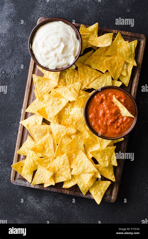 Nachos Totopos De Ma Z Con Tomate Picante Y Salsas De Queso Concepto