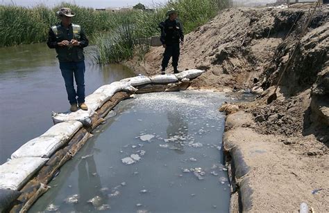 Destruyen tuberías clandestinas de fábricas que contaminaban río