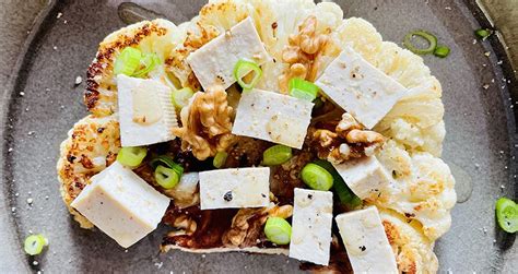 Tranches de chou fleur grillées tofu fumé à lhuile de noix et noix