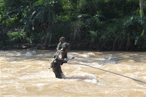 Petarung Brigif 1 Marinir Laksanakan Operasi Penyeberangan Sungai