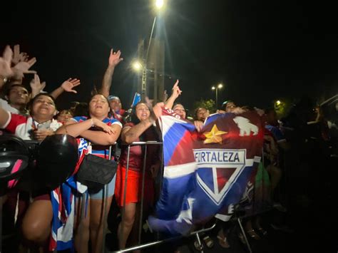 Torcida Do Fortaleza Lota Aeroporto Velho Para Receber Time Ap S Vice