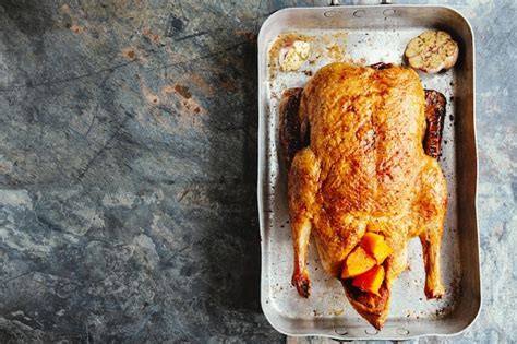 Pato Asado Al Horno Con Verduras En Sart N Sobre Fondo De Piedra Vista