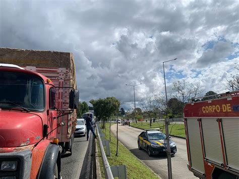 Duas pessoas morrem após moto bater em poste na Linha Verde em