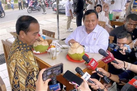 Prabowo Unggah Sejumlah Foto Akrab Makan Bakso Bareng Jokowi