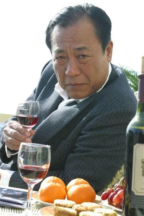 《潜伏》男演员15年后重聚！75岁“吴站长”满头白发，现在长这样百科ta说