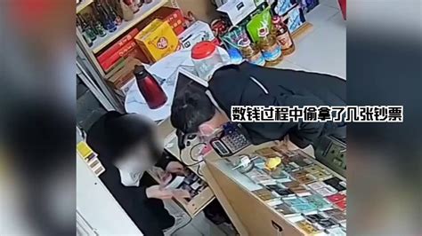 男子趁店员找零时一把抢过抽屉现金，数钱过程中偷拿了几张钞票 千里眼视频 搜狐视频