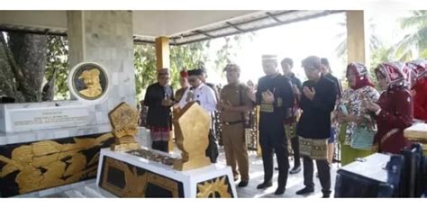 Bupati Lampung Selatan Ziarah Dan Tabur Bunga Peringati Hari Pahlawan